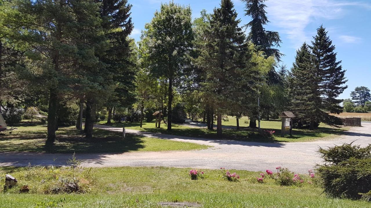 Camping Au Tour De L'Aveyron LʼHospitalet-du-Larzac Exterior foto